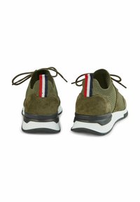 Baskets vert olive avec un mélange de tissu texturé et de daim. Elles comportent une semelle blanche et un détail rayé coloré à l'arrière avec des lacets.
