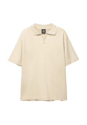 Polo shirt beige a maniche corte realizzato in morbido cotone, con colletto classico e placca parzialmente aperta. Texture liscia, vestibilità rilassata.