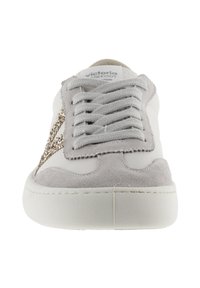 Zapatilla blanca con puntera de ante gris y acentos laterales, cierre de cordones texturizado y sutil detalle metálico en el lateral.