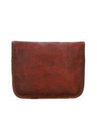 Brun læder clutch taske med en glat tekstur, buede kanter og kontrasterende syninger. Har et enkelt, minimalistisk design.