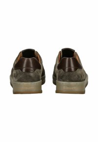 Bačkory z olivově zelené semiše s hnědými koženými prvky a gumovou podrážkou. Nízkoprofilový design s jemným prošíváním.