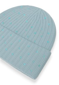 Beanie lavorato a maglia blu chiaro con costine testurizzate, caratterizzato da decorazioni scintillanti turchesi sparse su tutto il tessuto.