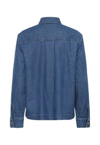 Jeansová bunda v tmavě modré barvě s límečkem, zapínáním na knoflíky na manžetách a záhybem na zadní straně. Nabízí klasický, volný střih.