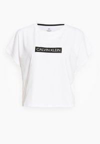 Biała bawełniana koszulka z krótkim rękawem, okrągłym dekoltem i czarnym prostokątnym logo z napisem "CALVIN KLEIN" w białym kolorze.