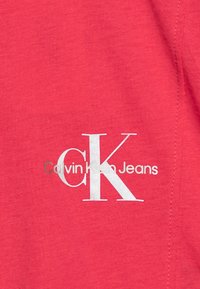 Calvin Klein Jeans MONOGRAM OFF PLACED CAP - Triko s potiskem - pink flash