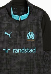 Melns sportisks pulovers ar ceturtdaļas rāvējslēdzēju, teksturētu rakstu, mētras zilām detaļām, Puma logotipu un Marselles emblēmu.