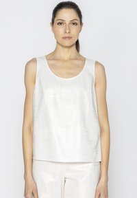 Jasny top bez rękawów z fakturowanej tkaniny o okrągłym dekolcie. Charakteryzuje się prostym krojem i minimalnymi detalami.
