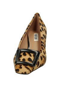 Scarpa flat con stampa leopardata e punta affusolata, dotata di una grande fibbia quadrata nera e una fodera interna liscia. Tessuto morbido.