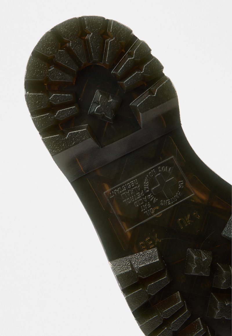 Gummisohle mit tiefem Profil. Verfügt über eine strukturierte schwarze Oberfläche und erhabene geometrische Formen für besseren Halt. Enthält Markenkennzeichnungen.