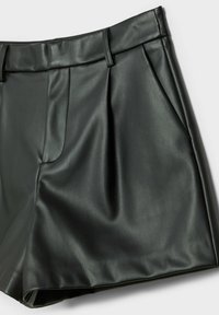 Pantalones cortos de cuero sintético verde oscuro con frente plano, diseño plisado y bolsillos laterales, con una textura suave y cintura entallada.