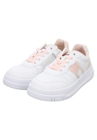 Baskets blanches avec accents roses, dotées d'une tige synthétique lisse, d'un design perforé, d'un système de laçage et d'une semelle en caoutchouc texturée.
