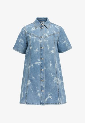 Lichtblauwe korte mouwen denim jurk met gebleekte patronen, zilveren drukknopen aan de voorkant en een puntige kraag.