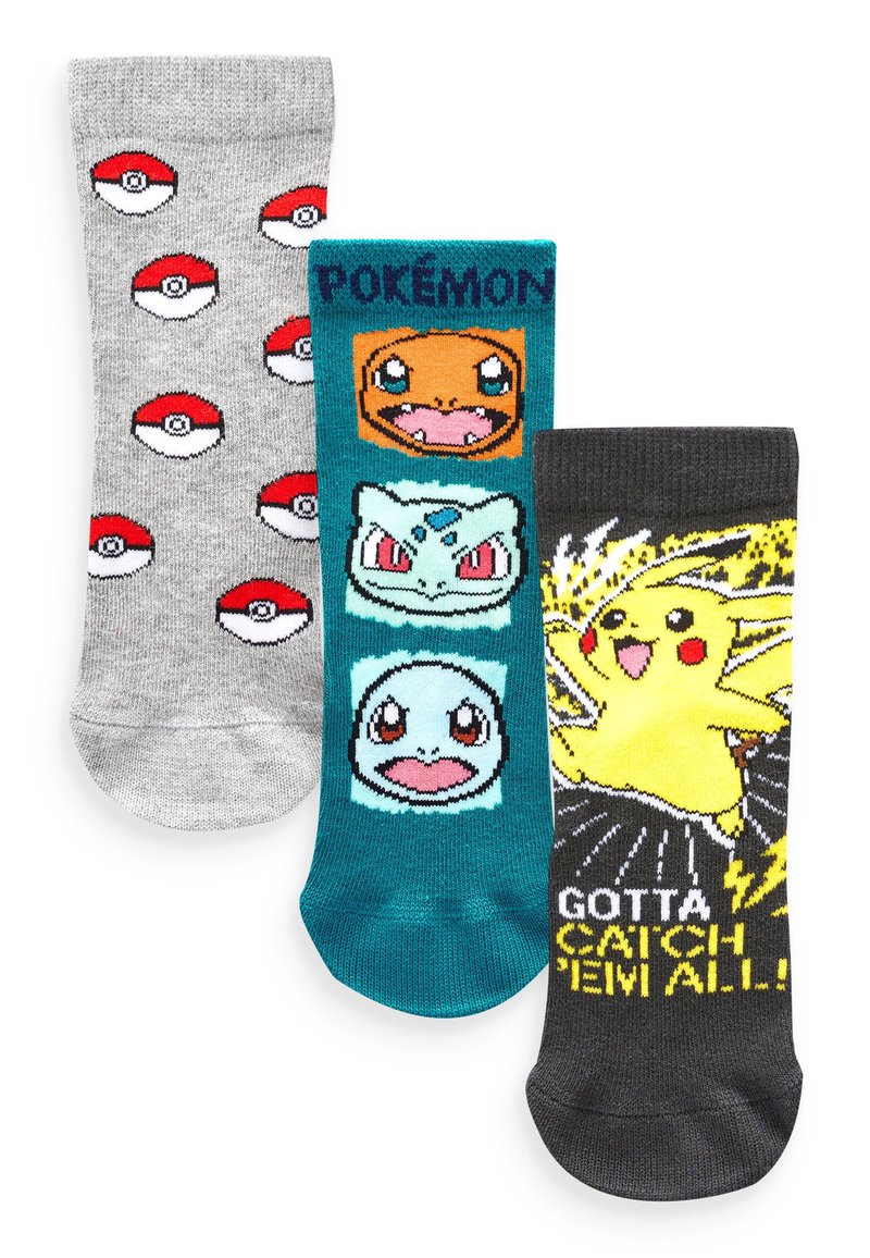 Trzy pary skarpetek: szare z kulami Pokémon, turkusowe z postaciami Pokémon oraz czarne z Pikachu, z wyrazistymi grafikami i jasnymi kolorami.