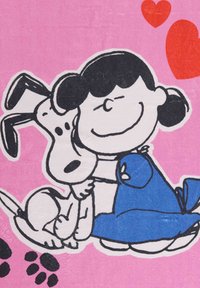 Ilustracja w stylu kreskówki przedstawiająca dziewczynkę w niebieskiej sukience przytulającą białego psa w czarne plamki, na różowym tle z czerwonymi sercami.