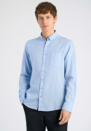 Camisa de botones azul claro con rayas verticales blancas, bolsillo en el pecho y cuello clásico. Fabricada con material suave y textura lisa.