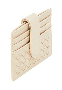 Beige nahkasta tehty korttipidike, jossa on kudottu rakenne, kuusi korttipaikkaa ja turvallinen hihnakiinnitys. Sujuva pinta ja minimalistinen muotoilu.