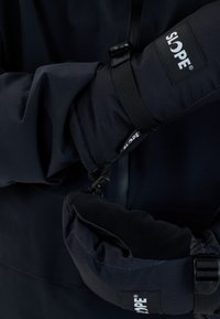 Svarta isolerade handskar med justerbara remmar, med en mjuk tygutsida och vadderad design för värme och komfort. SLOPE-logotypen synlig.
