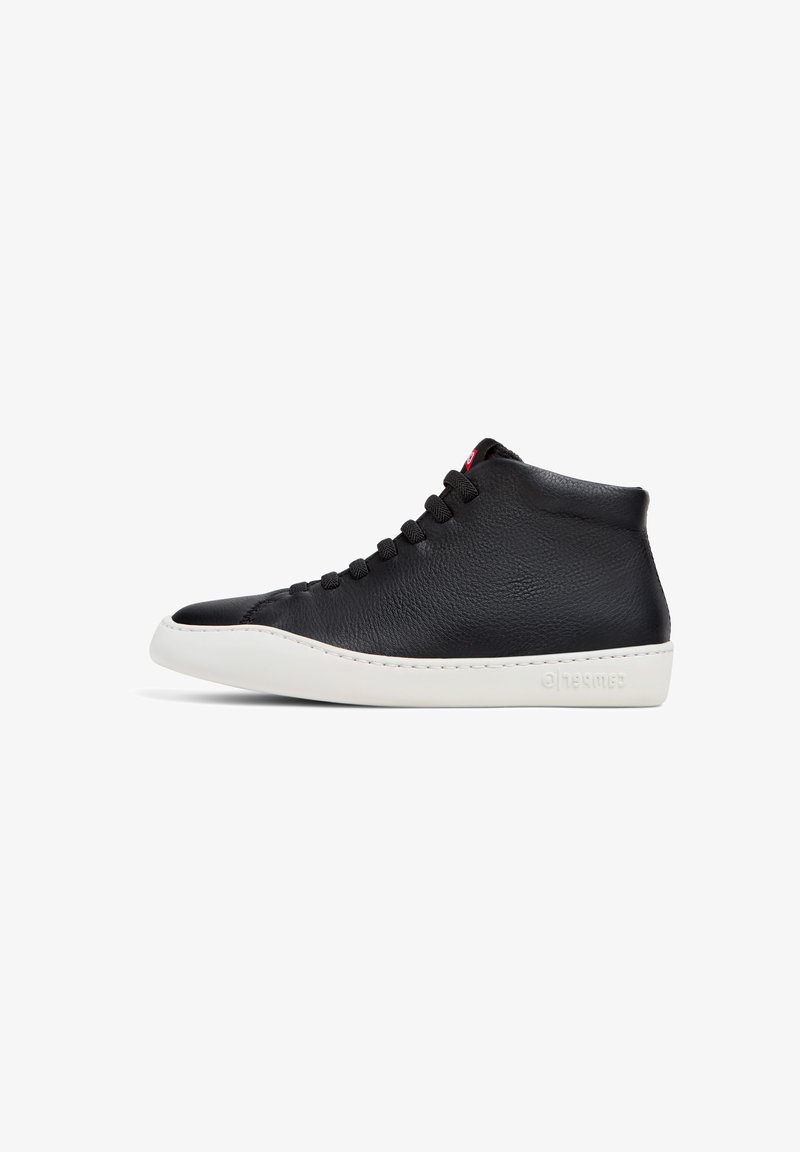 Zapatilla alta de cuero negra con suela de goma blanca, que presenta cordones negros y sutiles detalles de costura en la parte superior.