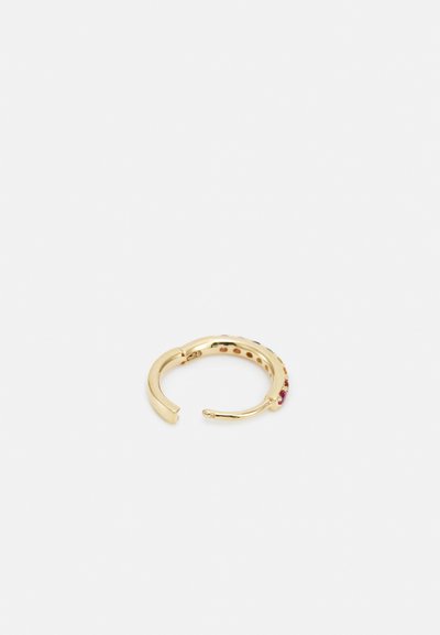 Pendiente de aro de oro con un diseño curvado, textura suave y pequeñas piedras preciosas de colores incrustadas en un lado. Estilo de extremo abierto.