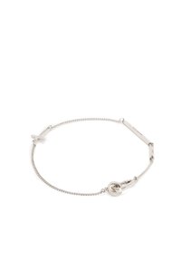 Pulsera de cadena de plata con un diseño retorcido, que presenta un detalle de nudo y un pequeño acento de cruz. Textura suave, estilo minimalista.