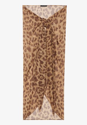 Šála s leopardím vzorem v odstínech hnědé, vyrobená z lehkého, průsvitného materiálu s uvázaným designem uprostřed a špičatými konci.
