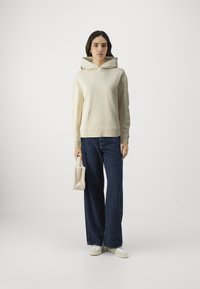Calvin Klein HERO LOGO HOODIE - Sportinis megztinis - wood ash