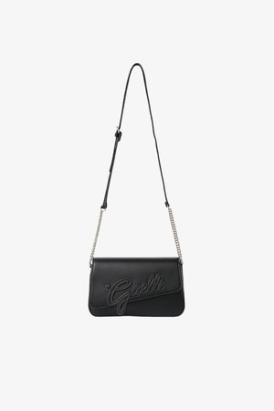 Borsa a spalla nera in pelle con tracolla in catena argentata, dotata di un logo "Gaelle" in rilievo sul davanti. Texture liscia, forma rettangolare.
