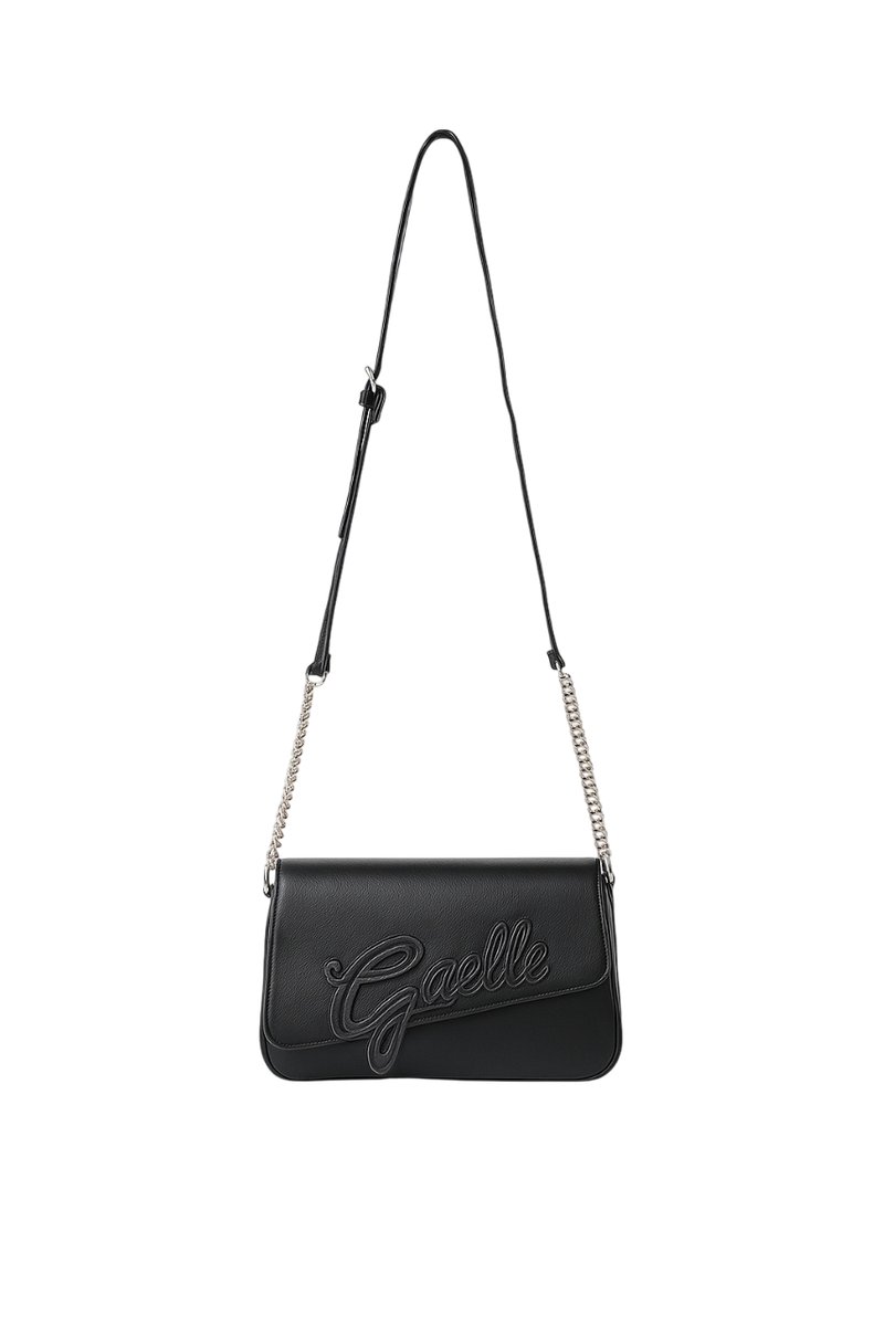 Borsa a spalla nera in pelle con tracolla in catena argentata, dotata di un logo "Gaelle" in rilievo sul davanti. Texture liscia, forma rettangolare.