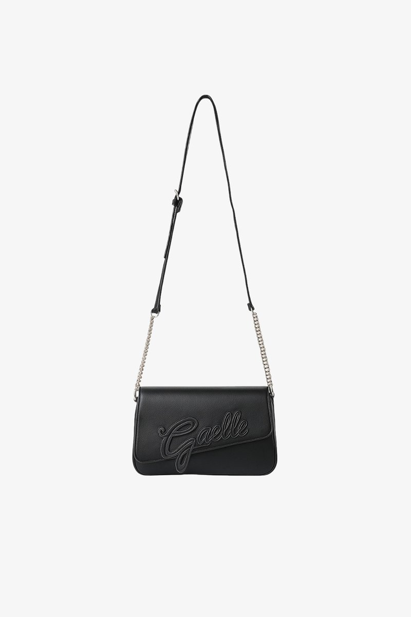 Borsa a spalla nera in pelle con tracolla in catena argentata, dotata di un logo "Gaelle" in rilievo sul davanti. Texture liscia, forma rettangolare.