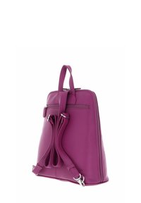 Sac à dos en cuir violet au design structuré, avec une poignée supérieure, des bretelles ajustables et une poche frontale zippée.
