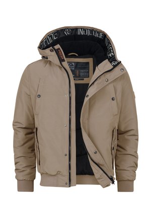 Beige isolert jakke med avtagbar hette, svart foring, glidelås og trykknapper, samt sidelommer; har logo på innsiden av hetten.