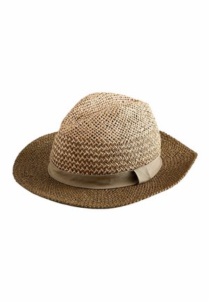 Brauner geflochtener Strohhut im Fedora-Stil mit einem hellbraunen Stoffband, breiter Krempe und eingedrückter Krone, isoliert auf weißem Hintergrund.