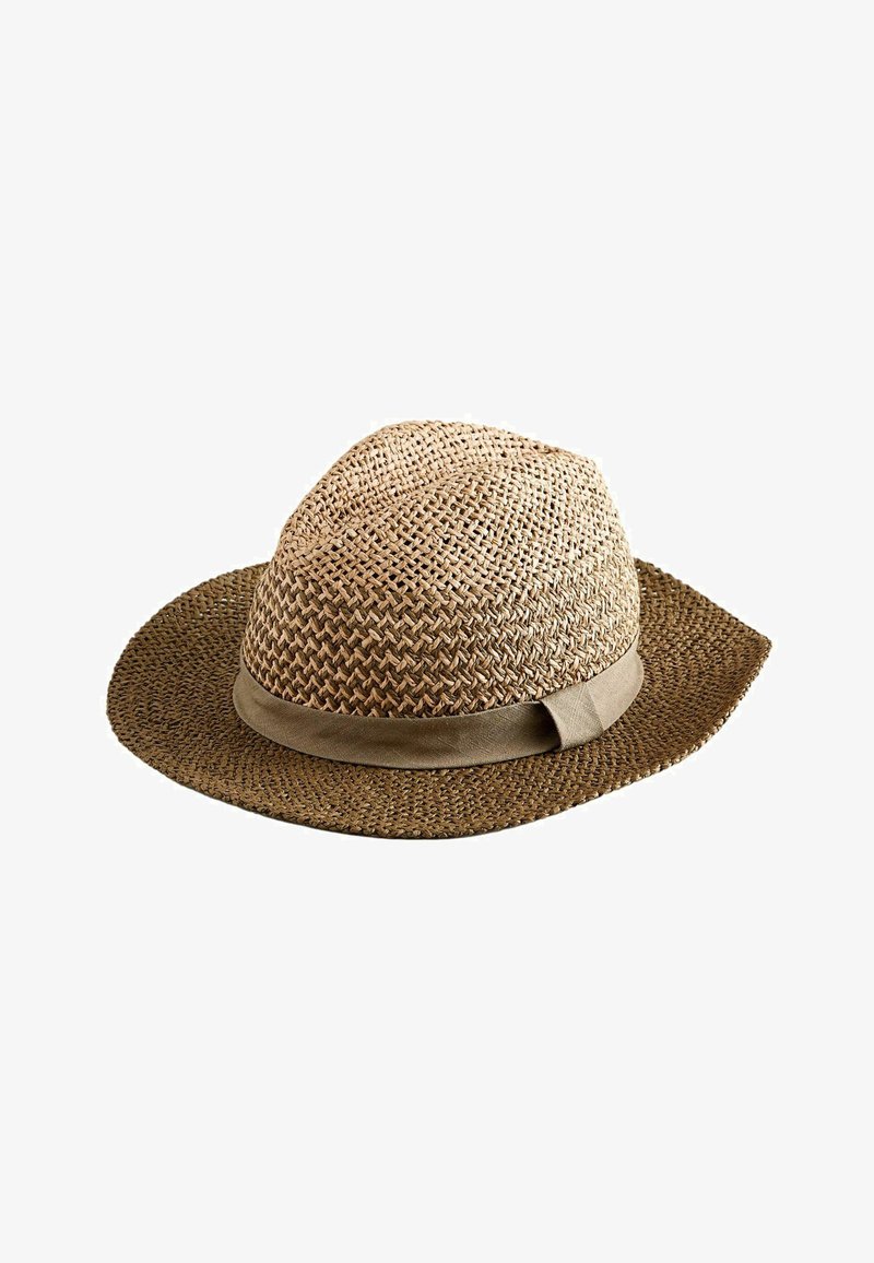 Chapeau fedora en paille tressée marron avec un bandeau en tissu marron clair, large bord et couronne plissée, isolé sur fond blanc.