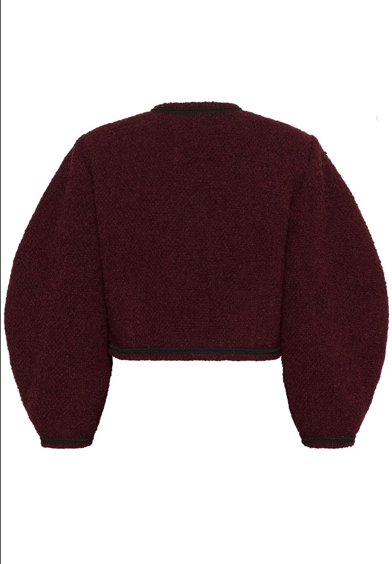 Bordeauxfarbener, verkürzter Pullover aus strukturiertem Stoff mit voluminösen Ärmeln und kontrastierendem grünen Saum entlang des Halsausschnitts und des Abschlusses.