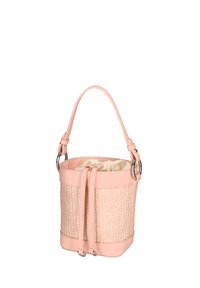 Borsa a cesta rotonda con una parte superiore in finta pelle rosa e corpo in rattan intrecciato. Presenta una chiusura con cordoncino e una singola tracolla.