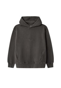 Sudadera gris carbón con un bolsillo delantero, puños y dobladillo acanalados, y un parche central con el logo. Fabricada con una tela suave y texturizada.