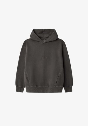 Hoodie v temno sivi barvi z sprednjim žepom, rebrastimi manšetami in robom ter osrednjim logotipnim znakom. Narejen iz mehkega, teksturiranega blaga.