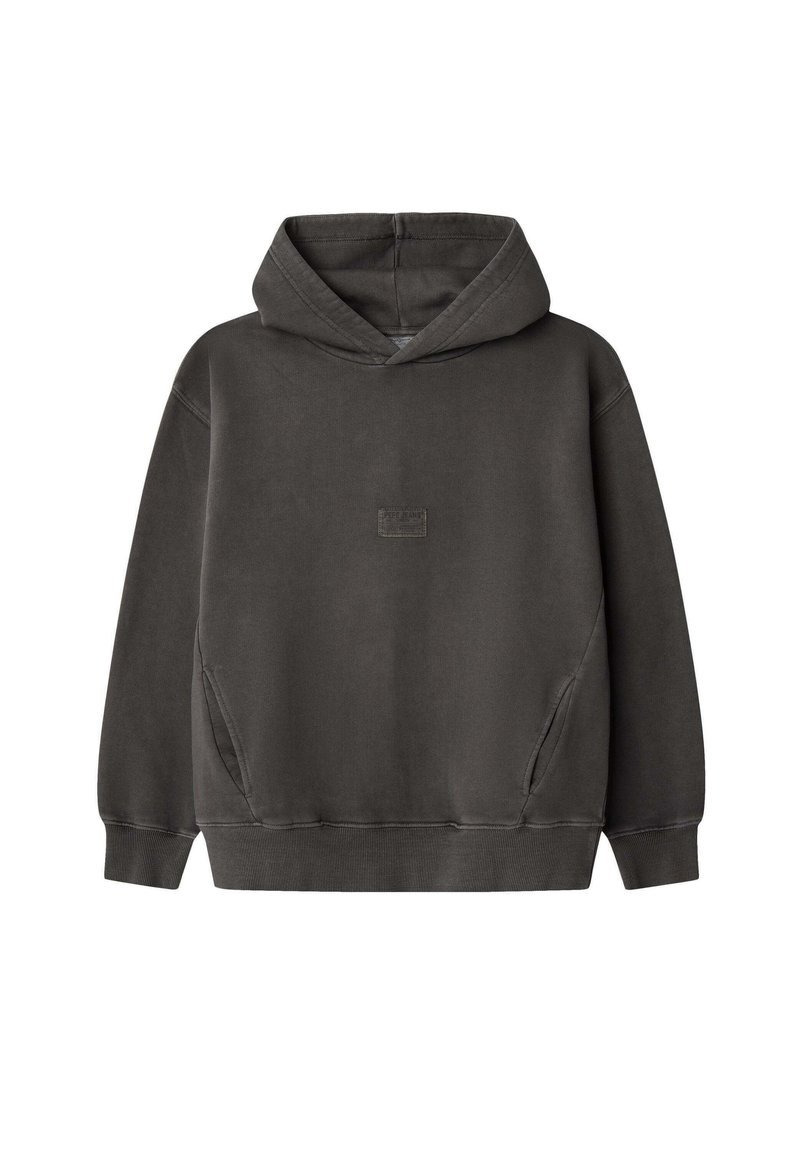 Sudadera gris carbón con un bolsillo delantero, puños y dobladillo acanalados, y un parche central con el logo. Fabricada con una tela suave y texturizada.