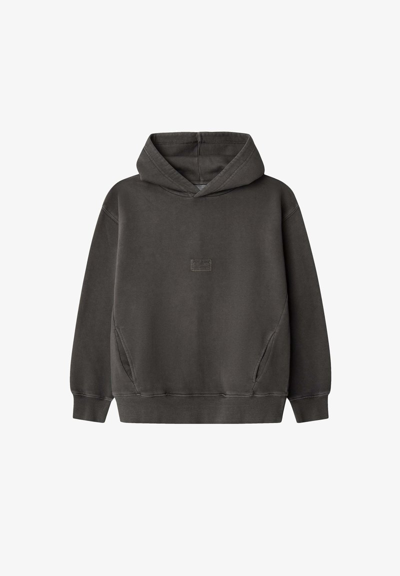 Antracīta pelēka kapuča jakas ar priekšējo kabatu, ribotām piedurknēm un apakšmalu, kā arī centrālu logo izšuvumu. Izgatavota no mīksta, teksturēta auduma.