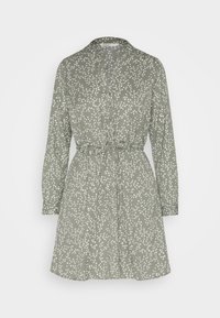Vestido verde con un estampado que presenta un cuello, mangas largas, cierre de botones y una cintura con lazo. La tela tiene una textura suave con detalles florales en blanco.