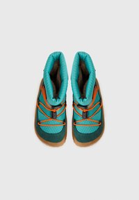 Bottes turquoise et vertes avec un design matelassé, lacets et éléments en métal orange, et doublure en fourrure marron. Semelle en caoutchouc pour une meilleure traction.