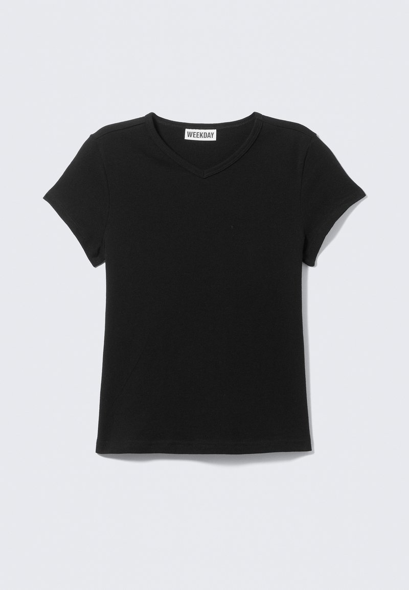 Μαύρο T-shirt με κοντά μανίκια και V-λαιμόκοψη, με ετικέτα "WEEKDAY" στο γιακά, τοποθετημένο επίπεδα σε ανοιχτό γκρι φόντο.