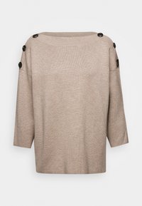 Beige pletený svetr s lodičkovým výstřihem, tříčtvrtečními rukávy a černými knoflíkovými detaily na ramenech. Měkká textura a volný střih.