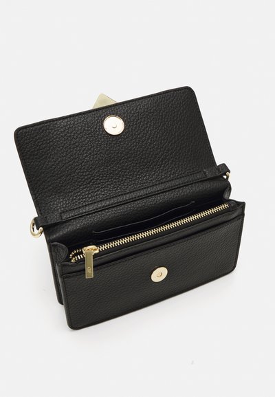Portafoglio in pelle nera con texture granulosa, sezione con zipper e hardware in tonalità dorata. Chiusura a scatto e slot per carte visibili all'interno.