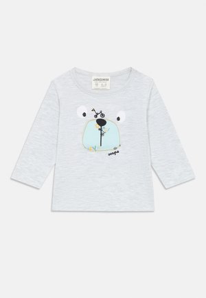 Helehall pikkade varrukatega särk, mis on valmistatud pehmest kangast, sisaldab karu näo disaini suurte silmadega, tikitud aktsente ja mängulist jalgratta graafikat.