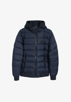 Marineblå pufferjakke med lynlås foran, hætte og to lynlåsede lommer. Har et quiltet design og ribbede manchetter for ekstra varme.