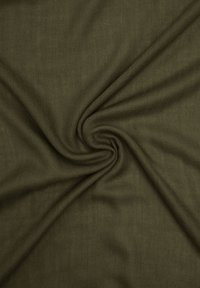 Ciemnooliwkowa tkanina o miękkiej teksturze, z subtelnym wzorem tkanym i płynnie opadającym. Idealna do różnych zastosowań tekstylnych.