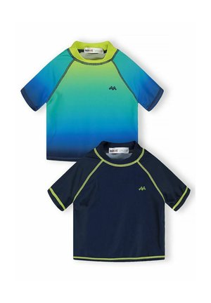 Dwie krótkie koszulki kąpielowe dla dzieci, jedna w niebiesko-zielonym gradientem, druga granatowa z neonowo zielonym wykończeniem, obie z małym logo fali na piersi.