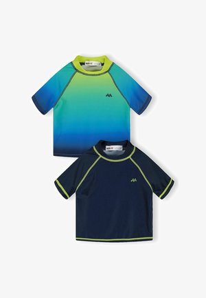 Dwie krótkie koszulki kąpielowe dla dzieci, jedna w niebiesko-zielonym gradientem, druga granatowa z neonowo zielonym wykończeniem, obie z małym logo fali na piersi.