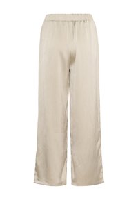 Pantalons larges beige en tissu lisse et brillant. Présentent une taille élastique et une coupe décontractée avec une texture côtelée subtile.